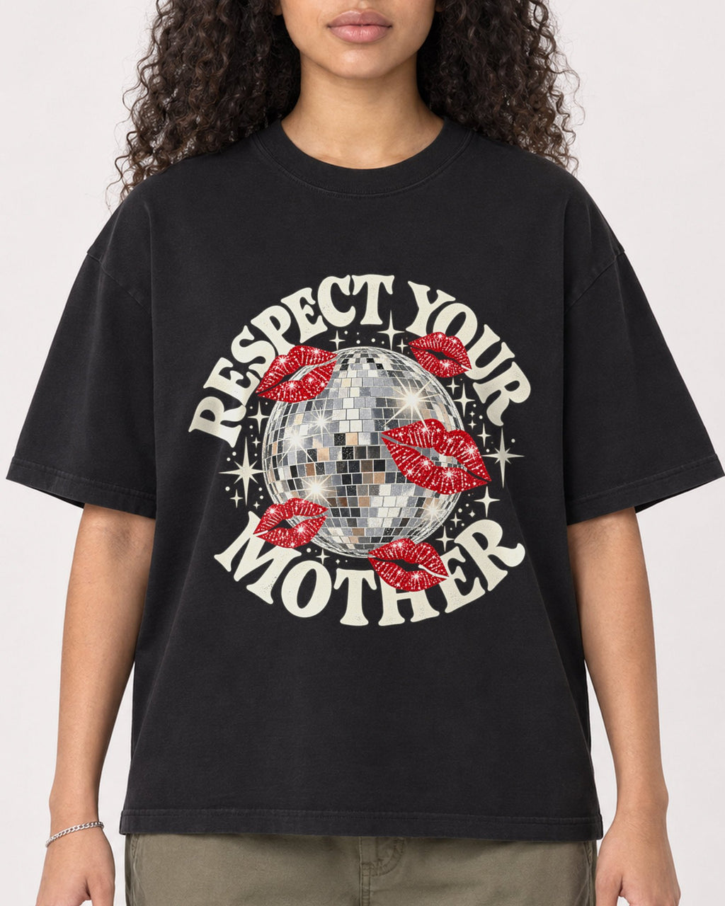 Mockup Boxy Heavyweight Tee Black female close-up 10