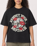 Mockup Boxy Heavyweight Tee Black female close-up 10