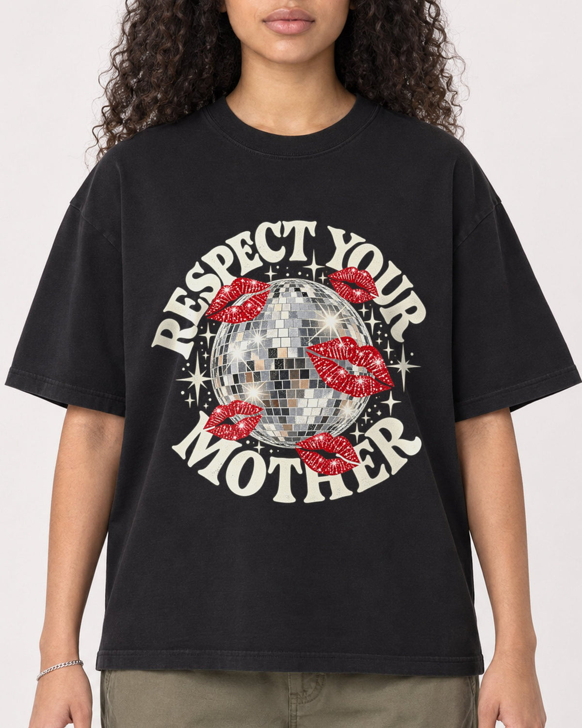 Mockup Boxy Heavyweight Tee Black female close-up 10