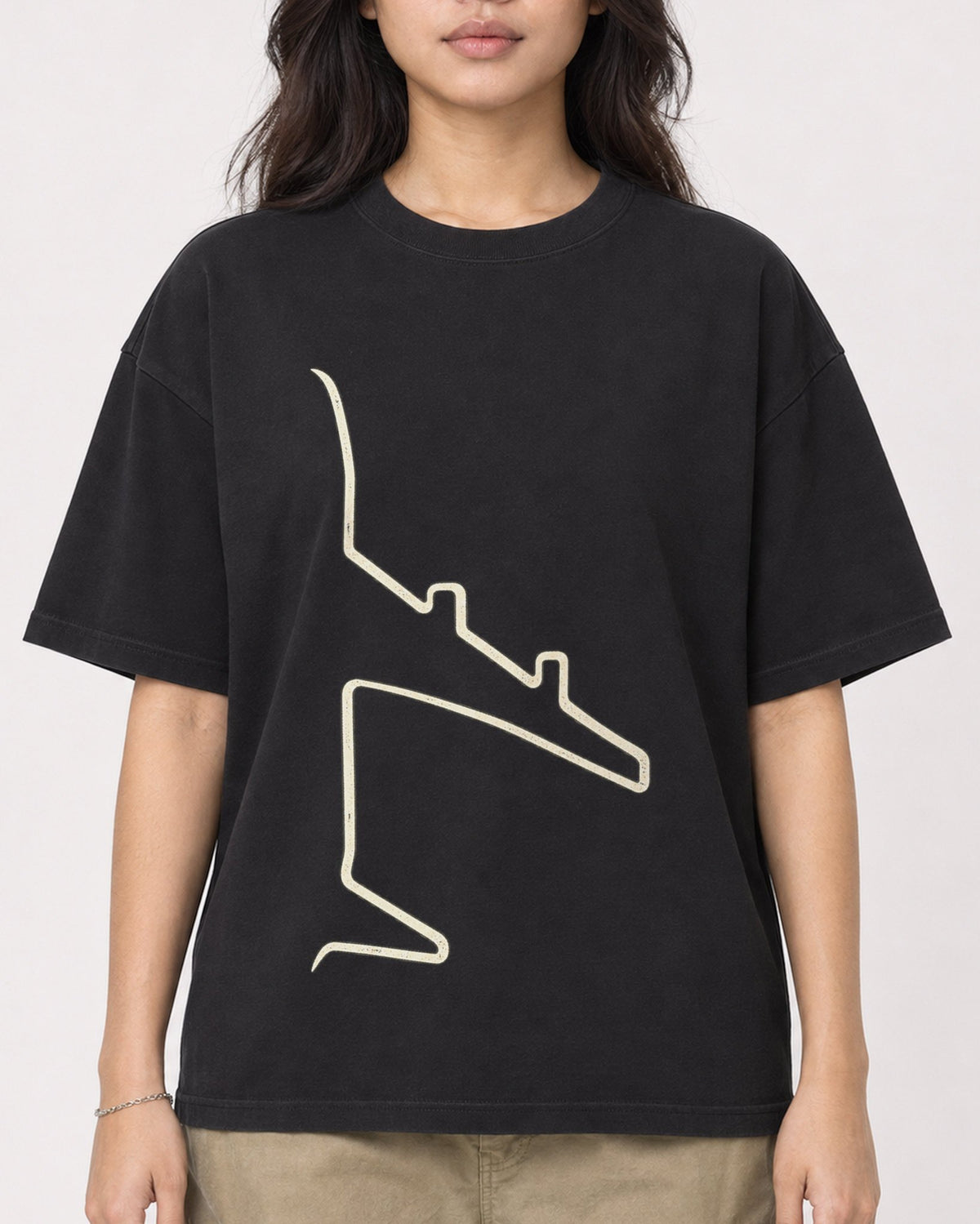 Mockup Boxy Heavyweight Tee Black female close-up 02