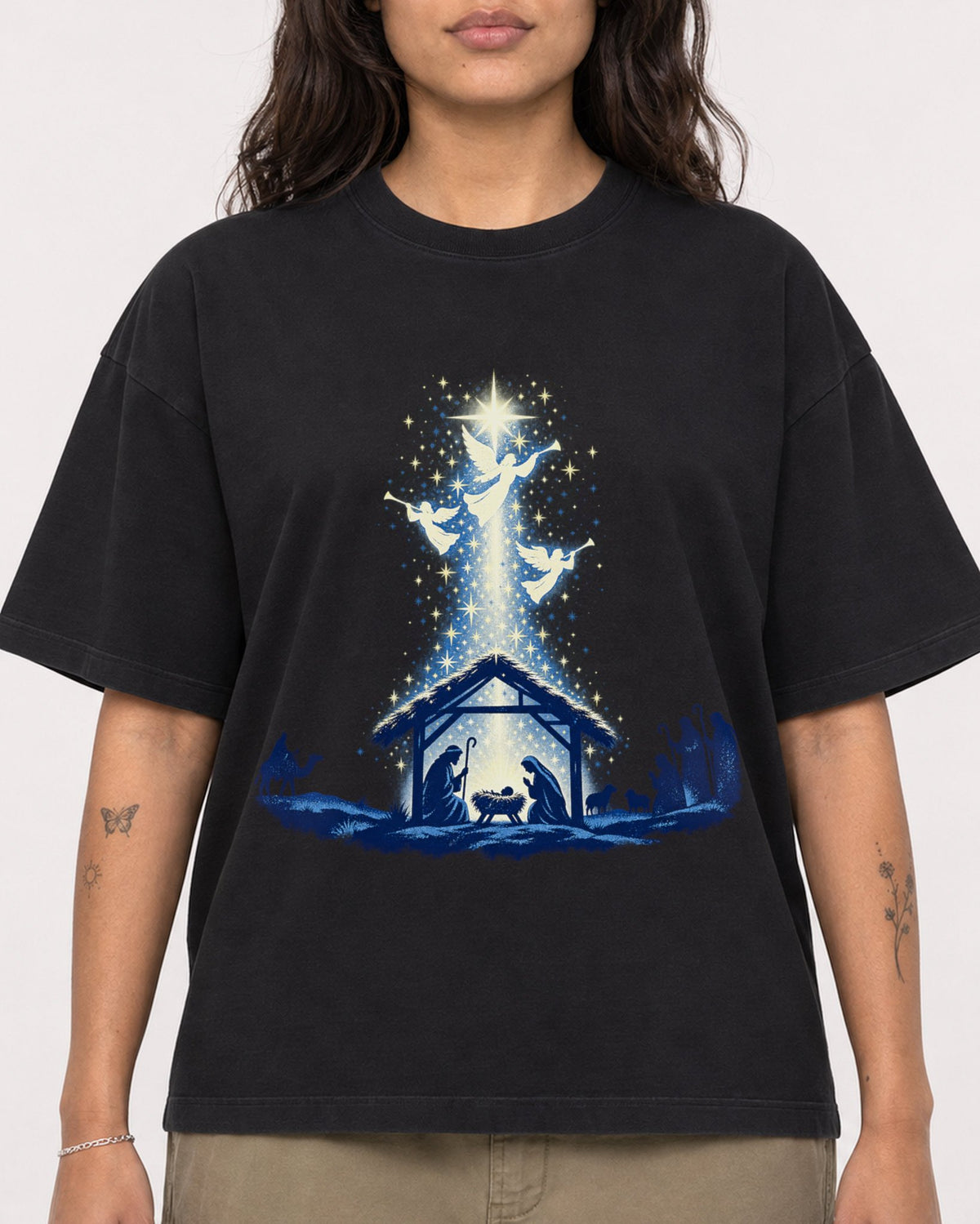 Mockup Boxy Heavyweight Tee Black female close-up 06