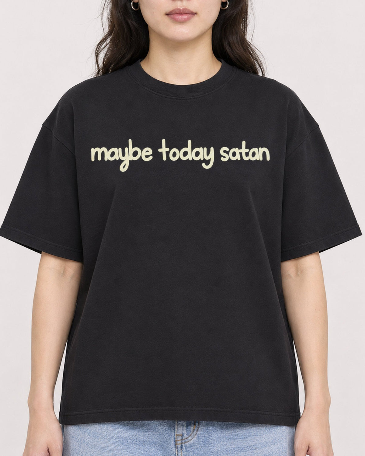 Mockup Boxy Heavyweight Tee Black female close-up 03