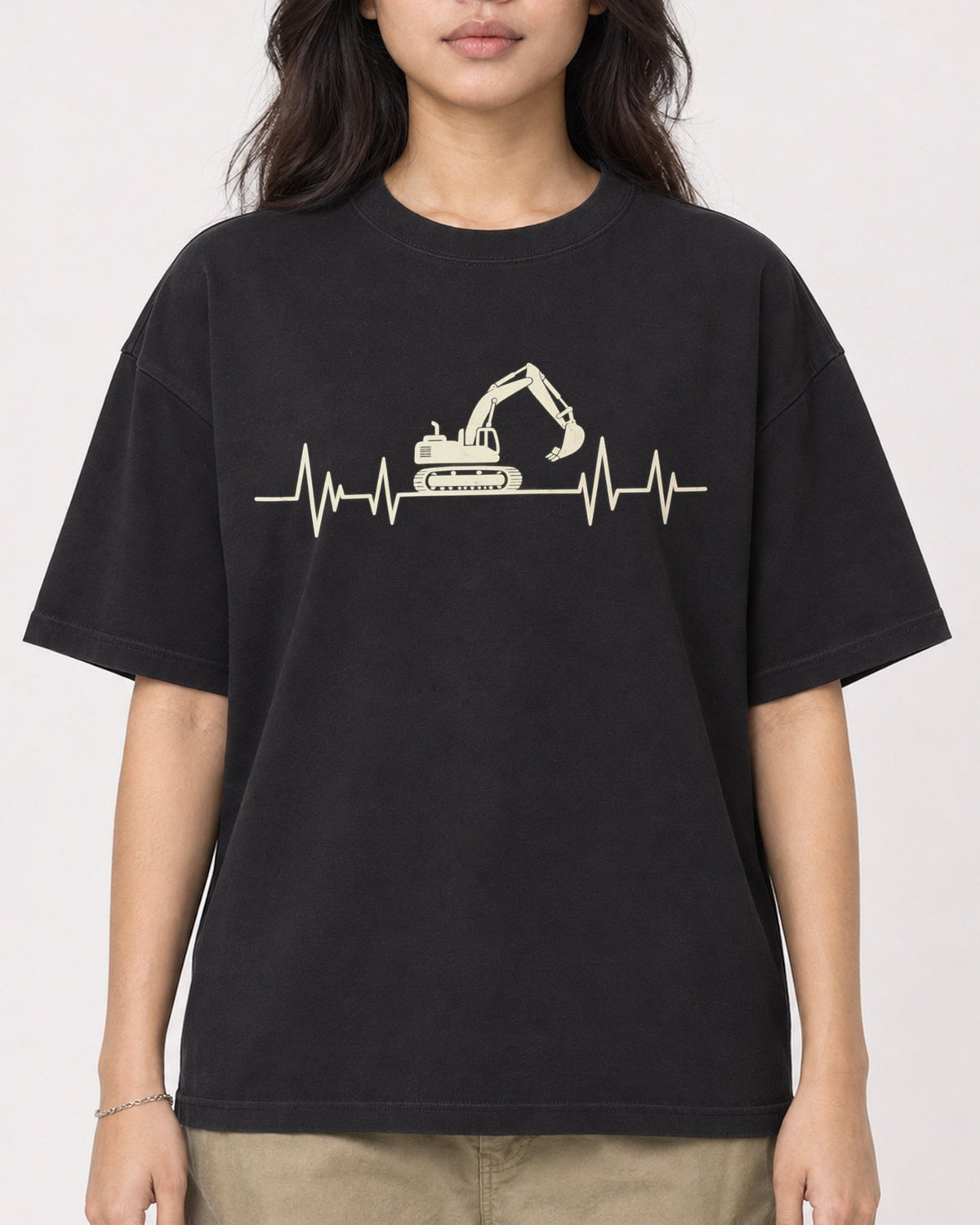 Mockup Boxy Heavyweight Tee Black female close-up 02