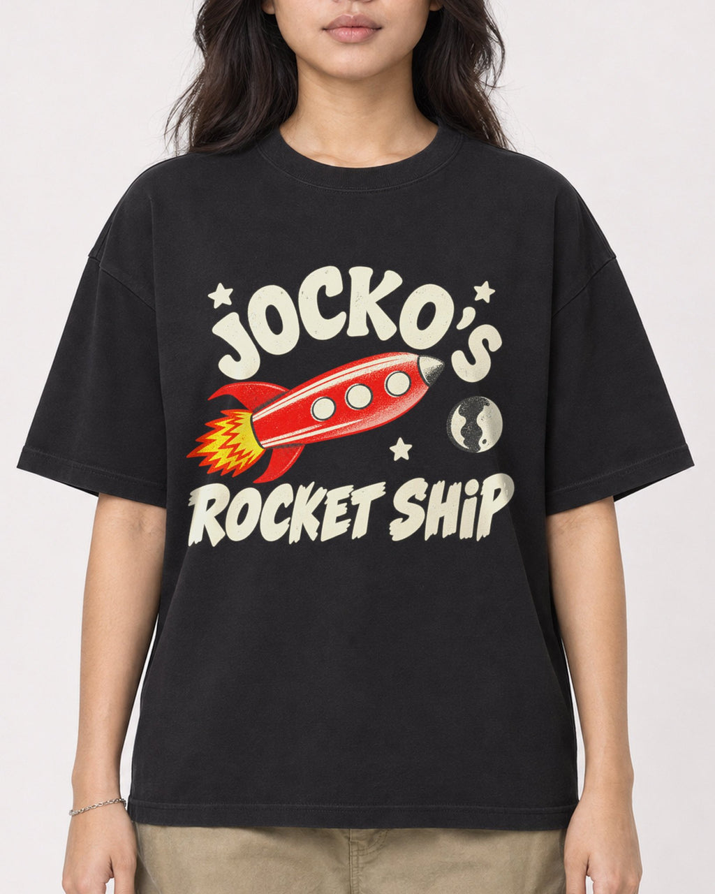 Mockup Boxy Heavyweight Tee Black female close-up 02