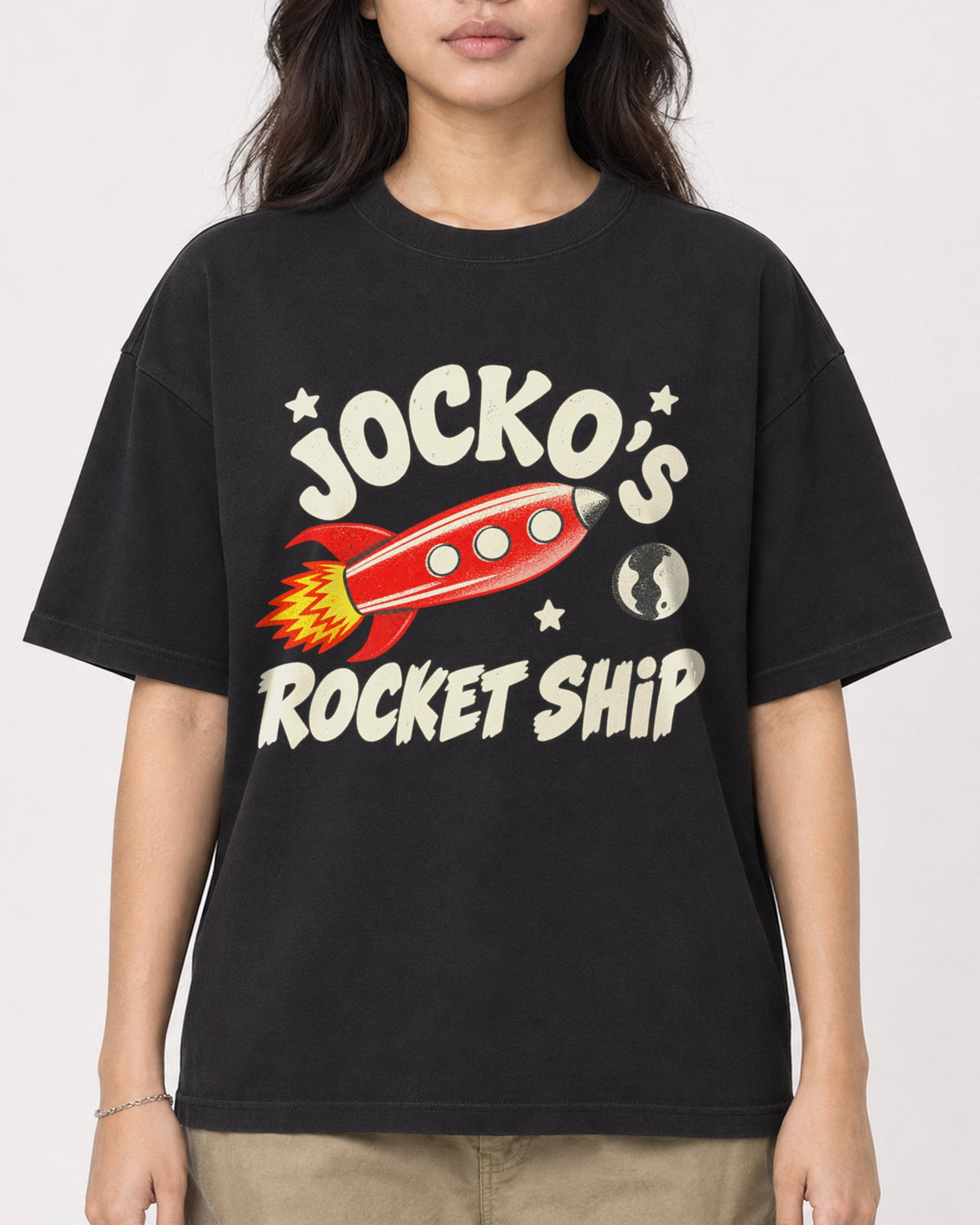 Mockup Boxy Heavyweight Tee Black female close-up 02
