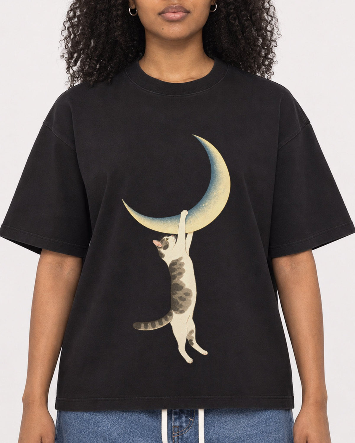 Mockup Boxy Heavyweight Tee Black female close-up 05