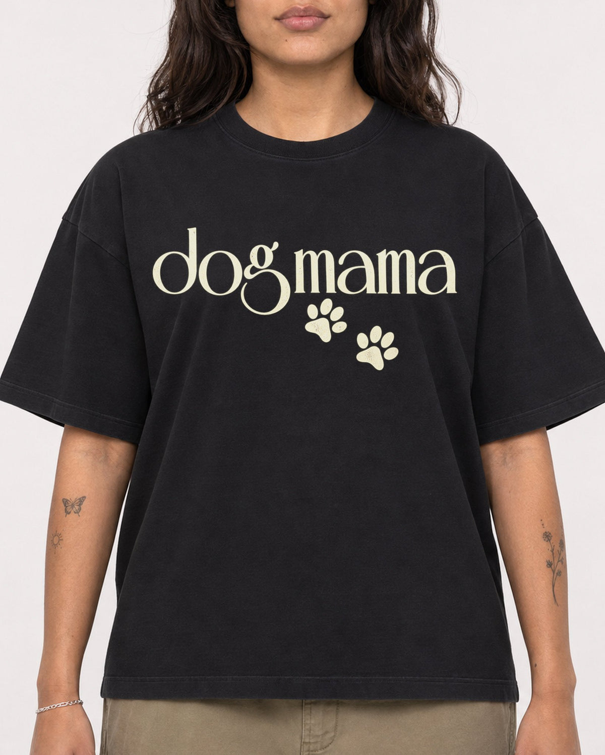 Mockup Boxy Heavyweight Tee Black female close-up 06