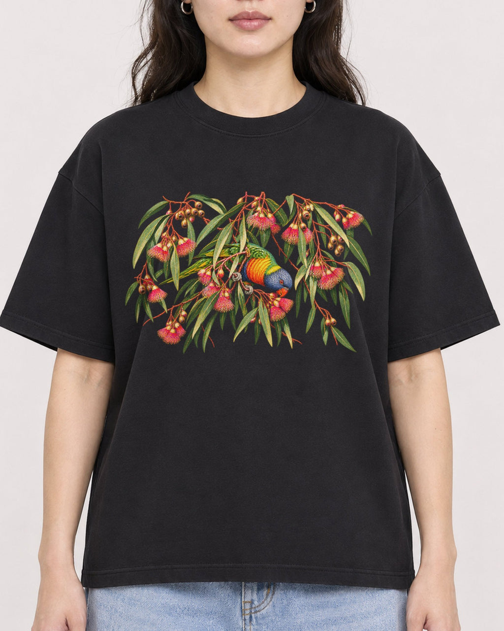 Mockup Boxy Heavyweight Tee Black female close-up 03