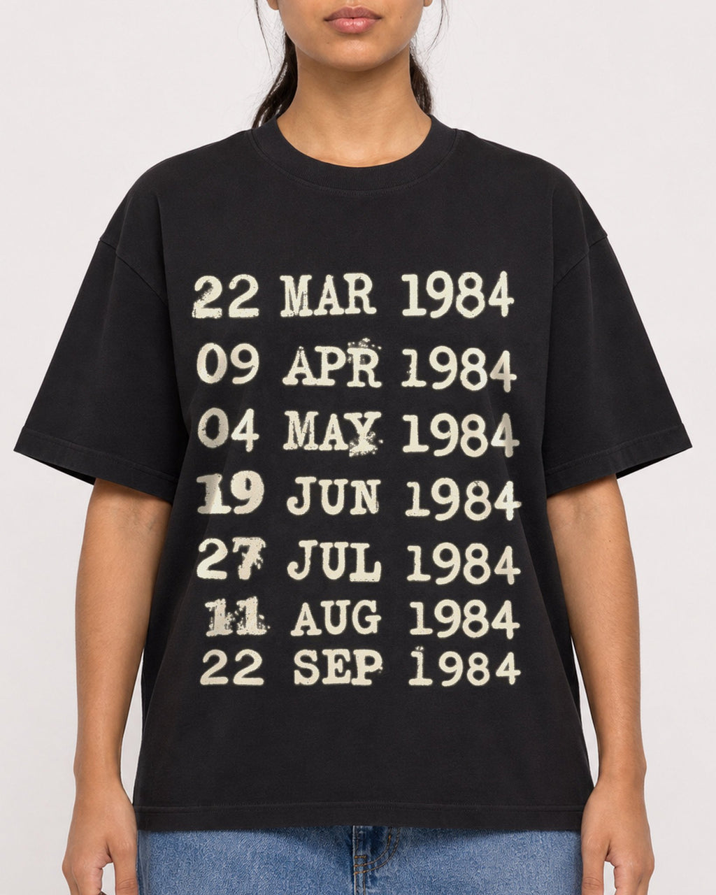 Mockup Boxy Heavyweight Tee Black female close-up 16