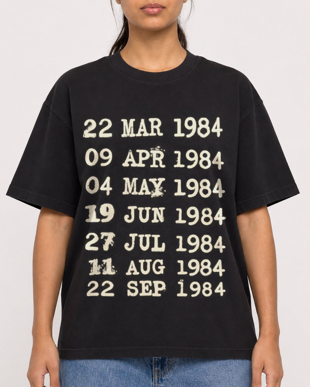Mockup Boxy Heavyweight Tee Black female close-up 16